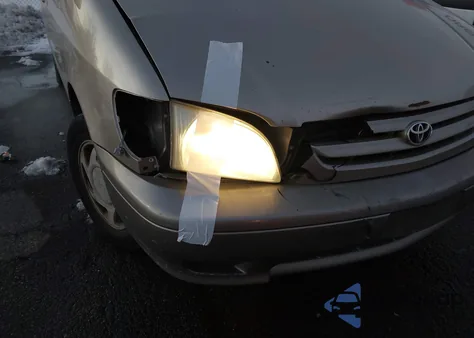 2002 Toyota Sienna Le z USA, uszkodzony, nr VIN 4T3ZF13C42U479037